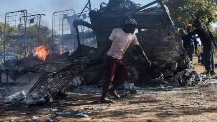 Погромы, грабежи и столкновения с полицией: сторонники экс-президента ЮАР бесчинствуют в крупнейшем городе страны (видео)