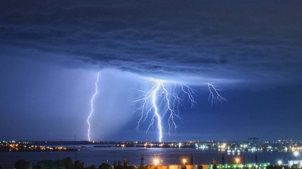 Розряд блискавки під час нічної грози