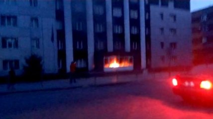 Здание городской прокуратуры и воинская часть горят в Мариуполе (Видео)