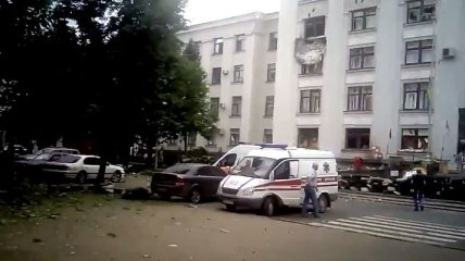Взрыв в Луганской ОГА: погибли как минимум 2 человека