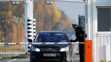 Фото ТАСС. Ни одна машина с российской регистрацией не пересечет границу Болгарии