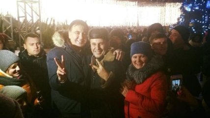 Саакашвили в новогоднюю ночь прогулялся с мамой по Софиевской площади 