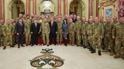 День ВСУ: Порошенко наградил почти 200 военных