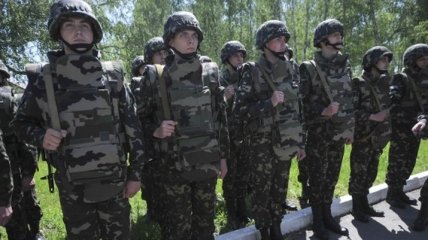 Военнослужащие ВДВ поздравили украинских женщин с Днем матери