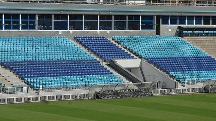 На стадионе "Динамо" начали устанавливать новые сиденья