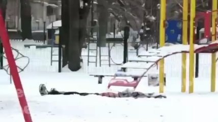Мужчина взорвал себя гранатой на детской площадке возле детсада в Киеве (видео)