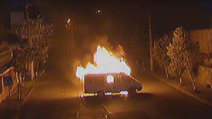 Вооруженные оппозиционеры в Ереване сожгли полицейский микроавтобус и сбили БПЛА