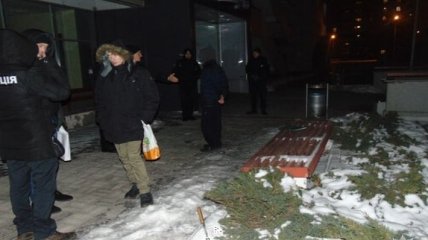 В киевском ТЦ мужчина напал с ножом на охранника