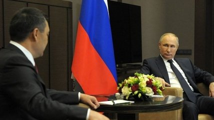 Путин в памперсе? Фото и видео со встречи президента РФ насмешили сеть