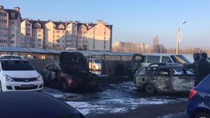 В селе под Киевом сгорело 5 автомобилей