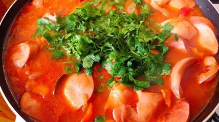 Подлива из сосисок в томатном соусе подходит к любому гарниру