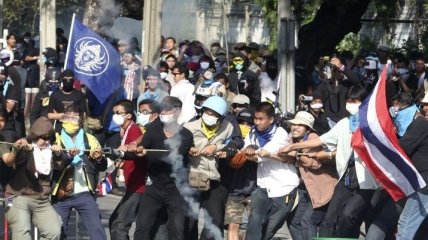 Противостояние в Бангкоке: Полиция вновь применила слезоточивый газ 