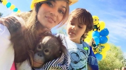 Звездный Инстаграм: Алена Водонаева с сыном нарядились в бананы