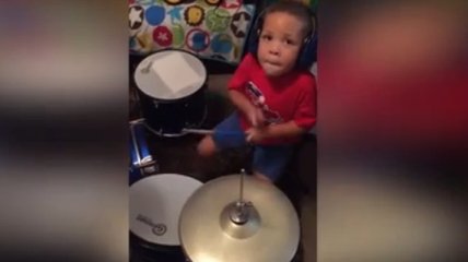 Маленький двухлетний барабанщик покорил интернет своей игрой (Видео)