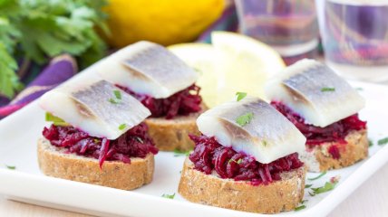 Бутерброды с сельдью и свеклой