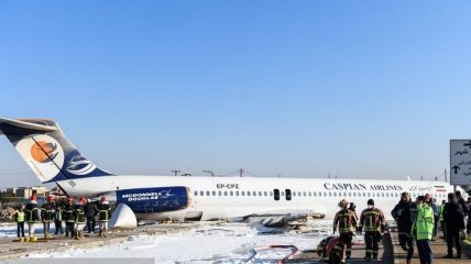 В Ірані пасажирський літак викотився за межі злітно-посадкової смуги (Відео)