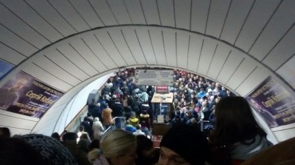 В метро Киева ЧП: "красная" линия остановилась, на станциях огромные скопления людей (видео)
