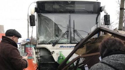 В Москве автобус врезался в остановку, есть пострадавшие 