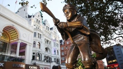 Парит в воздухе: в Лондоне поставили памятник Гарри Поттеру