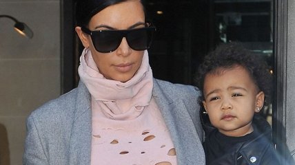 Дочь Ким Кардашьян в свои три года носит сумочку за 2000 долларов