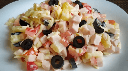 Салат из ветчины, сыра и перца готовится буквально за 5 минут