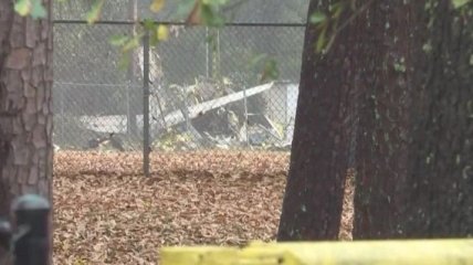 Пассажирский самолет в США обрушился на футбольное поле (Видео)
