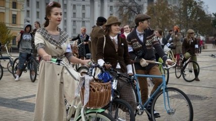 В Тернополе состоялся велопробег в одежде в стиле 30-40-х годов