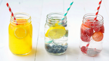 Как утолить жажду в жару летом: 5 рецептов фруктовой воды