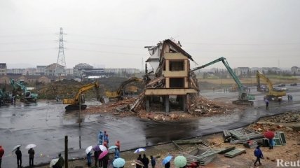 Китайский 5-этажный дом среди магистрали таки снесли