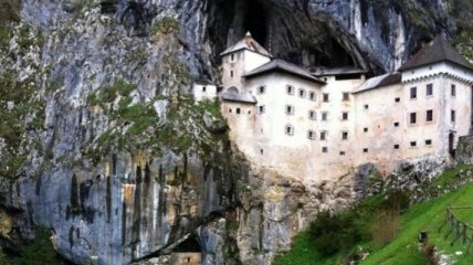 Один из старейших замков мира, который был построен на скале (Фото) 