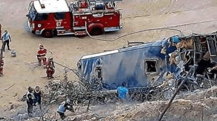 Автобус с футбольными фанатами сорвался в пропасть в Перу: есть погибшие (Видео)