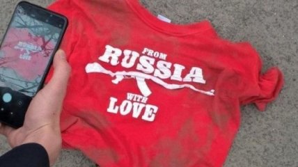 В Ровном мужчина в футболке с провокационной надписью заблокировал движение