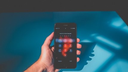 Захист телефону паролем — один із кроків кібербезпеки
