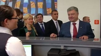 "Я паспорт потерял": Порошенко в Харькове посетил новый центр админуслуг