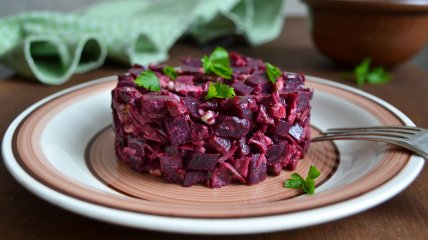 Салат из свеклы с чесноком и сыром