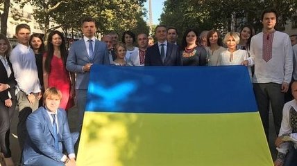 Как флаг Украины в других странах поднимали