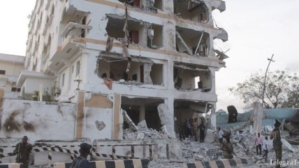 При взрыве возле отеля в Сомали погиб сотрудник посольства Китая 