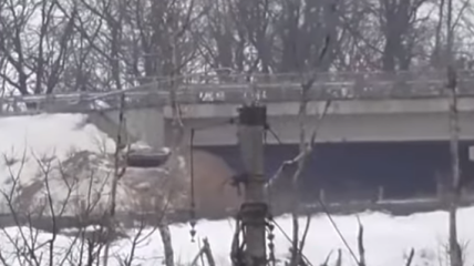 На Донбассе ВСУ уничтожили позицию боевиков под мостом (Видео) 