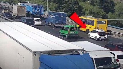В Киеве на Северном мосту у маршрутки отвалилось колесо (Видео)