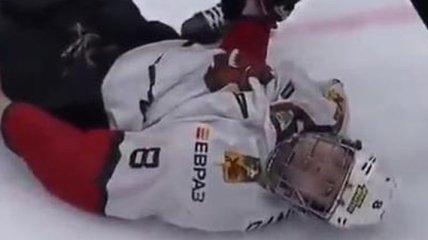 Российский хоккеист ударил потерявшего сознание соперника головой об лед (видео)