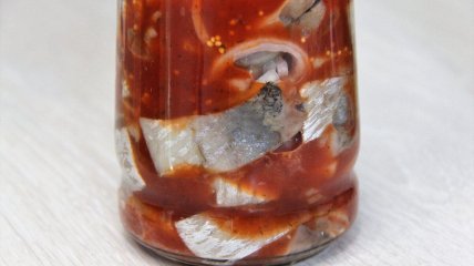 Смачна ніжна рибка у пікантному соусі
