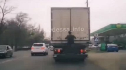 Цепляться за трамваи уже не модно: горе-экстремалы в Одессе перешли на новый уровень (видео)