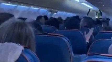 В российском Краснодаре аварийно приземлился Boeing-737 - появилось видео посадки из салона 