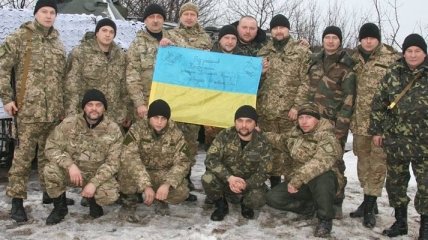Украинские женщины Великобритании передали десантникам флаг Украины
