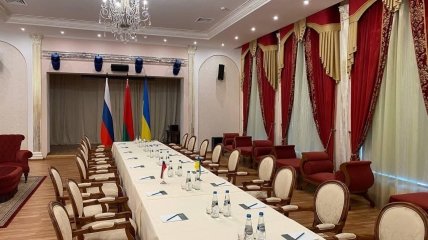 Зал, где первые раунды переговоров проходили в Беларуси