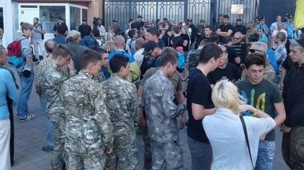 Под консульством РФ в Одессе проходит пикет
