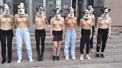 Біля міністерства в Росії влаштували голий протест через корів (відео 18+)