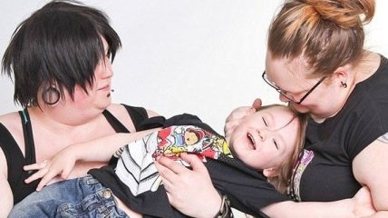 Родители трансгендер и пансексуал растят своего ребенка как гендерфлюида (Фото) 