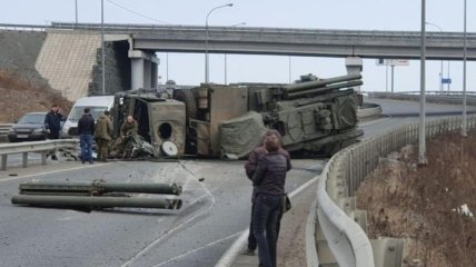 В РФ перевернулся грузовик, перевозивший ЗРПК "Панцирь-С"