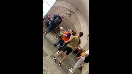 Потасовка в метро Киева: здоровый мужик шлепнул девушку пониже спины и получил от нее и ее подруг (видео)